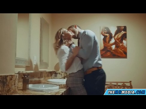 ❤️ Kana blonde ine busty inokukwezvera muchimbuzi cheveruzhinji ❤❌  ☑